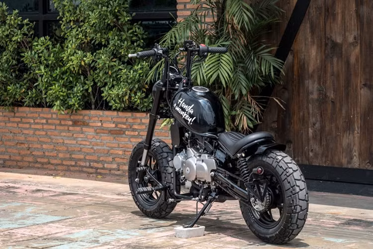 Việc này nhằm thể bố trí bình xăng nghiêng dốc về sau thay vì nằm ngang như nguyên gốc. Cùng với đó, ghi-đông mới dạng chữ U được bố trí cao, tách rời khỏi chảng ba kết nối với phuộc trước hành trình ngược Up-side Down.