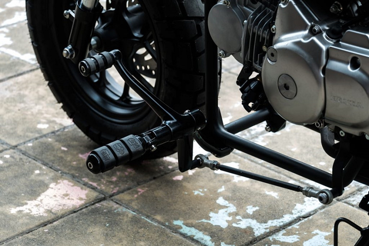 Bao gồm: đèn chiếu sáng trước công nghệ LED cỡ 5", đèn hậu đặt lệch về bên hông trái xe, đèn xi-nhan LED, yên đơn bọc da, ống pô đơn dạng vòm ôm quanh động cơ, lọc gió thép, dè chắn bùn sau cắt ngắn...