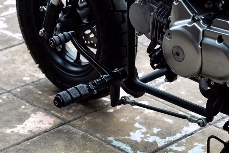 Bao gồm: đèn chiếu sáng trước công nghệ LED cỡ 5", đèn hậu đặt lệch về bên hông trái xe, đèn xi-nhan LED, yên đơn bọc da, ống pô đơn dạng vòm ôm quanh động cơ, lọc gió thép, dè chắn bùn sau cắt ngắn...