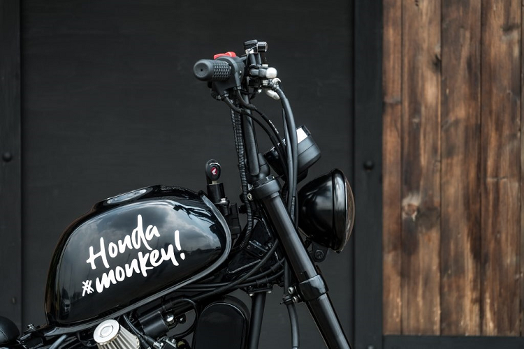 Đồng thời, vị trí gác chân của người lái được bố trí dời về phía trước nhằm tạo ra tư thế ngồi giống xe cruiser.