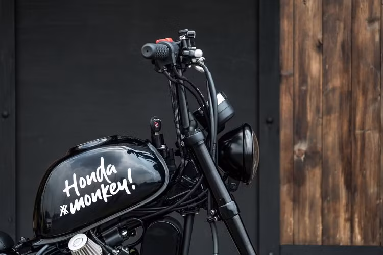 Đồng thời, vị trí gác chân của người lái được bố trí dời về phía trước nhằm tạo ra tư thế ngồi giống xe cruiser.