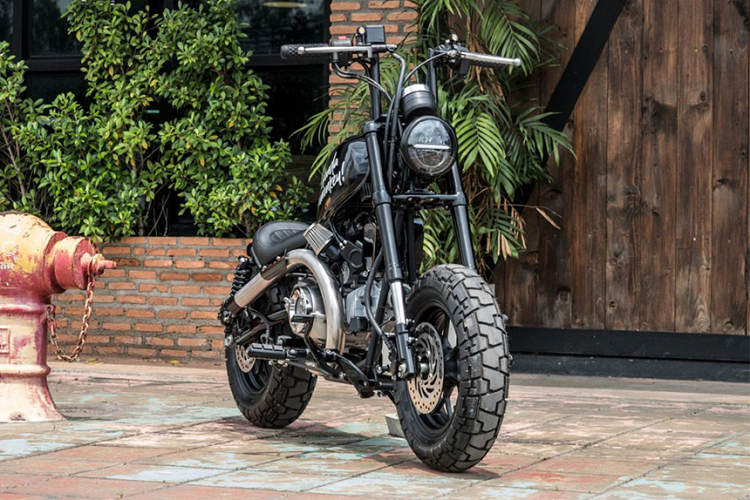 Lò độ Zeus Custom đã thiết kế lại khung sườn của chiếc Honda Monkey độ độc này khi bổ sung thêm các khung phụ phía trước và bên dưới động cơ, kết hợp với đó là hạ chiều cao cụm phuộc sau chỉ còn 190 mm.