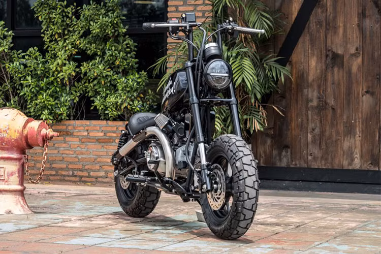 Lò độ Zeus Custom đã thiết kế lại khung sườn của chiếc Honda Monkey độ độc này khi bổ sung thêm các khung phụ phía trước và bên dưới động cơ, kết hợp với đó là hạ chiều cao cụm phuộc sau chỉ còn 190 mm.