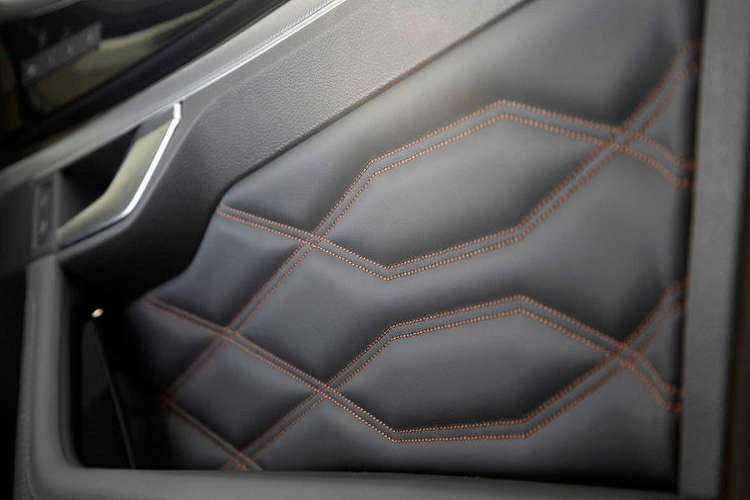 Đối với nội thất, Volkswagen Touareg ONE Million sở hữu khoang cabin bọc da độc quyền với chiết xuất từ lá ô liu, đi kèm chỉ khâu họa tiết kim cương màu nâu hổ phách, chi tiết này cũng được áp dụng trên bọc cần số, vô lăng và bảng điều khiển.