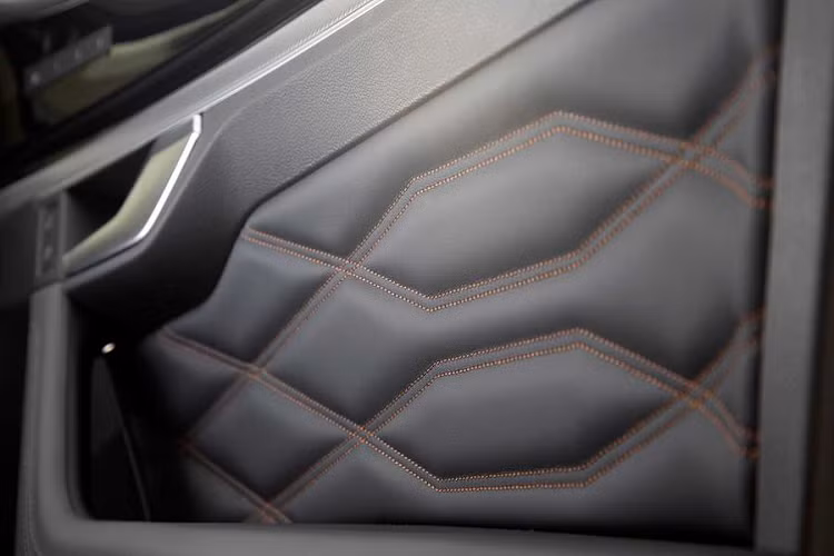 Đối với nội thất, Volkswagen Touareg ONE Million sở hữu khoang cabin bọc da độc quyền với chiết xuất từ lá ô liu, đi kèm chỉ khâu họa tiết kim cương màu nâu hổ phách, chi tiết này cũng được áp dụng trên bọc cần số, vô lăng và bảng điều khiển.