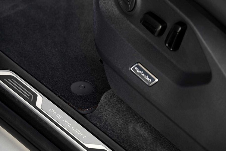 Để Touareg ONE Million thêm phần đặc biệt, hãng xe Volkswagen đã làm mới cụm đèn hậu của xe bằng tông màu tối, trang trí dòng chữ “ONE Million” trên các bậc cửa và cột B. Chưa hết, bộ khuếch tán phía sau cũng được phủ một lớp sơn đen bóng, giúp tăng thêm sự thể thao.