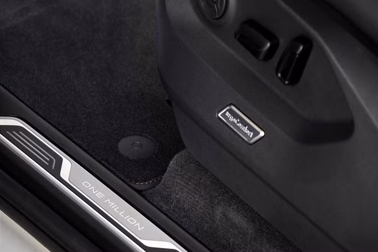 Để Touareg ONE Million thêm phần đặc biệt, hãng xe Volkswagen đã làm mới cụm đèn hậu của xe bằng tông màu tối, trang trí dòng chữ “ONE Million” trên các bậc cửa và cột B. Chưa hết, bộ khuếch tán phía sau cũng được phủ một lớp sơn đen bóng, giúp tăng thêm sự thể thao.