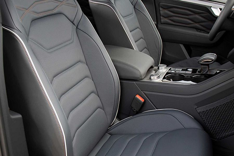 Theo công bố từ hãng, giá xe Volkswagen Touareg ONE Million phiên bản đặc biệt bán ra khởi điểm từ 80.880 Euro (tương đương 2,09 tỷ đồng) cho biến thể động cơ V6 TDI mạnh 282 mã lực.