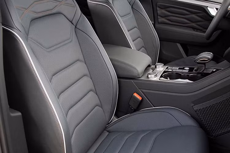 Theo công bố từ hãng, giá xe Volkswagen Touareg ONE Million phiên bản đặc biệt bán ra khởi điểm từ 80.880 Euro (tương đương 2,09 tỷ đồng) cho biến thể động cơ V6 TDI mạnh 282 mã lực.