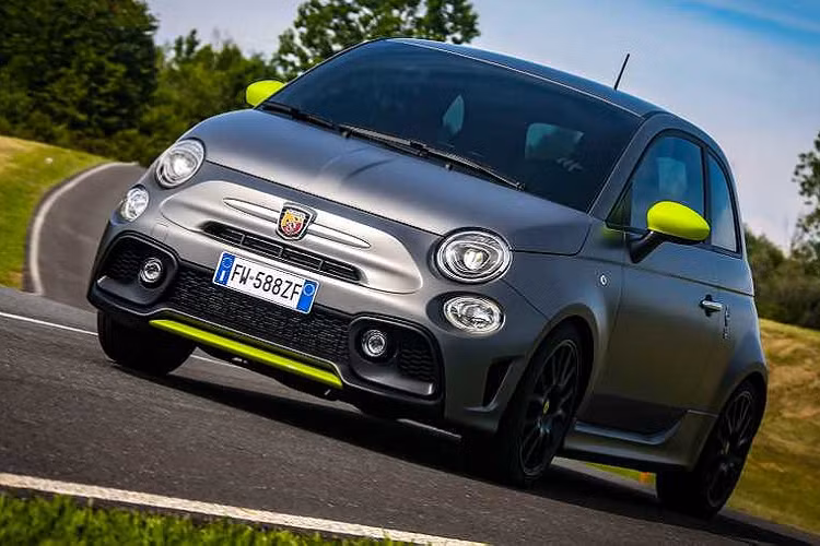 Thương hiệu xe hơi Abarth vừa qua đã giới thiệu phiên bản đặc biệt của mẫu hatchback Abarth 595 Pista mới, được sản xuất dựa trên cơ sở Fiat 500, tập trung vào việc tăng sức mạnh động cơ.