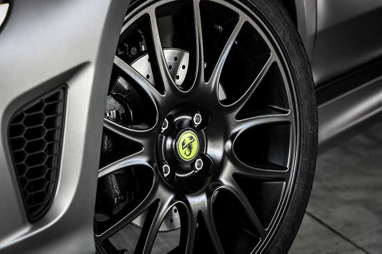 Abarth 595 Pista cũng sử dụng hệ thống treo sau Koni có tính năng giảm chấn chọn lọc tần số (viết tắt là FSD), về cơ bản sẽ điều chỉnh hệ thống treo cho phù hợp với mặt đường và tốc độ, mang lại sự ổn định và êm ái hơn.