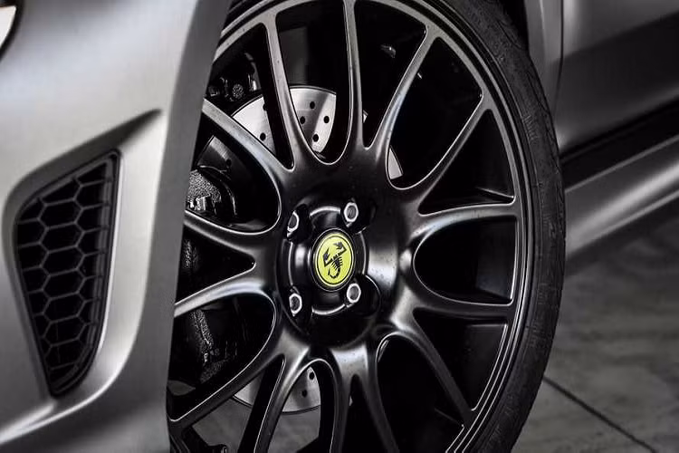 Abarth 595 Pista cũng sử dụng hệ thống treo sau Koni có tính năng giảm chấn chọn lọc tần số (viết tắt là FSD), về cơ bản sẽ điều chỉnh hệ thống treo cho phù hợp với mặt đường và tốc độ, mang lại sự ổn định và êm ái hơn.