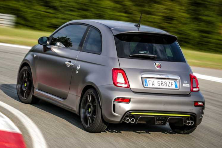 Có giá bán thấp hơn mẫu Turismo, song 595 Pista sở hữu sức mạnh động cơ tương đương. Động cơ 1.4L tăng áp với tua-bin Garrett cỡ lớn, ống xả Monza cao cấp giúp chiếc xe bé nhỏ này có công suất tối đa 165 mã lực.