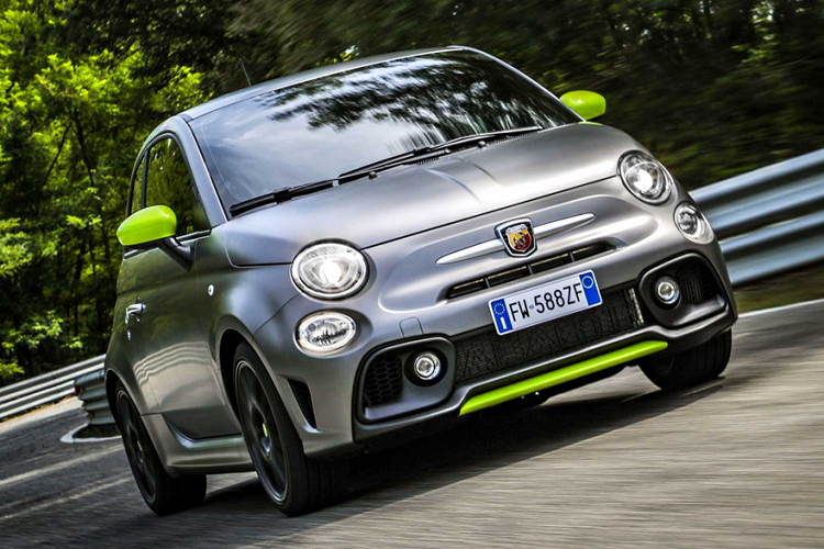 Các chế độ lái có thể được điều chỉnh thông qua nút bấm trên vô-lăng, thay đổi cài đặt trợ lực lái, phản ứng bướm ga và công suất tối đa của động cơ. Hiện giá xe Abarth 595 Pista vẫn chưa được công bố chính thức.