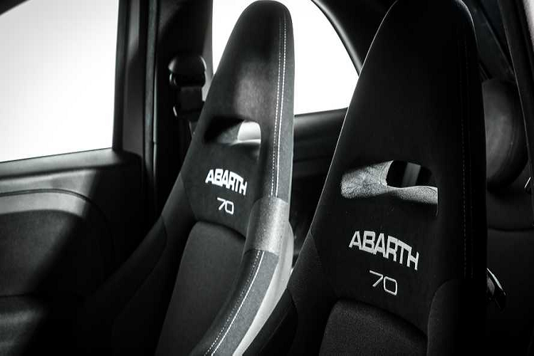 Hệ thống phanh trên Abarth 595 Pista bao gồm đĩa thông gió 284 mm ở bánh trước và đĩa phanh 240 mm ở bánh sau. Xe sở hữu hộp số tự động với lẫy chuyển số tay khi cần thiết.