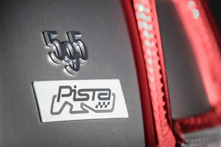 Ghế ngồi của Abarth 595 Pista dạng thể thao với con số 70 nhằm kỷ niệm 70 thành lập hãng. Ca-bin xe hiện đại với màn hình cảm ứng 7 inch, hệ thống Uconnect của Fiat và tương thích kết nối Apple CarPlay/Android Auto.