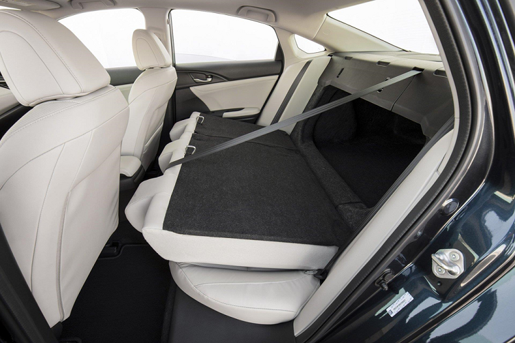 Insight 2020 được định vị phân khúc nằm giữa Civic và Accord, có dung tích khoang hành lý là 427 lít – ngang ngửa với những mẫu sedan hạng D không dùng hệ dẫn động hybrid. Chiều dài cơ sở của xe là 2.700 mm, cung cấp khoảng để chân cho hàng ghế sau rộng rãi hàng đầu phân khúc, lên đến 950 mm. 