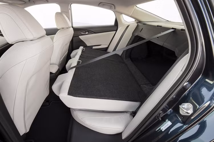 Insight 2020 được định vị phân khúc nằm giữa Civic và Accord, có dung tích khoang hành lý là 427 lít – ngang ngửa với những mẫu sedan hạng D không dùng hệ dẫn động hybrid. Chiều dài cơ sở của xe là 2.700 mm, cung cấp khoảng để chân cho hàng ghế sau rộng rãi hàng đầu phân khúc, lên đến 950 mm. 