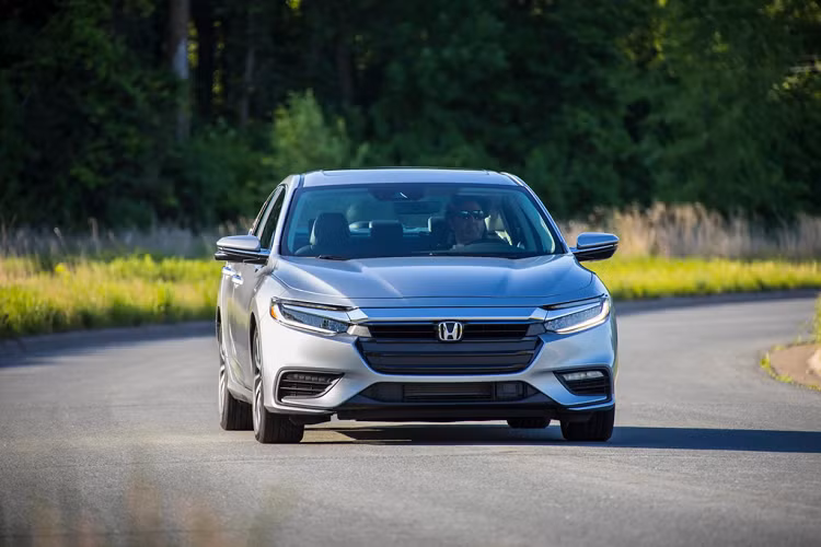Xe sở hữu 3 chế độ vận hành là Normal, Eco và Sport, đồng thời ứng dụng công nghệ tái tạo năng lượng phanh với 3 cấp độ. Honda cũng tuyên bố trải nghiệm lái của Insight vượt xa các đối thủ khác cùng phân khúc. 