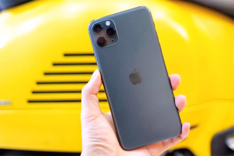 iPhone 11 Pro Max mau xanh het hot, giam gia cham day-Hinh-2