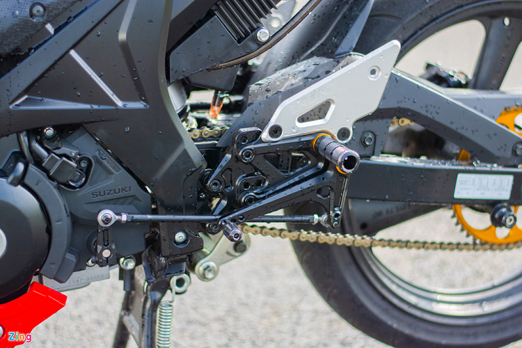 Khá bất ngờ khi chủ nhân cho biết động cơ trên xe vẫn là động cơ nguyên bản từ nhà sản xuất. Khối động cơ có dung tích 147,3 cc trên GSX-S150 tạo ra công suất 18,9 mã lực tại 10.500 vòng/phút, mô-men xoắn cực đại 14 Nm tại 9.000 vòng/phút. 