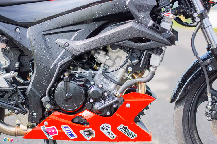 Việc chạy một chiếc xe trong sân đua với ống xả nguyên bản dường như không tạo được sự hứng thú cho chủ nhân, vì thế anh đã quyết định thay bộ ống xả Yoshimura thiết kế riêng cho dòng xe Suzuki GSX-S150. Chi phí lắp đặt bộ ống xả này gần 8 triệu đồng. 