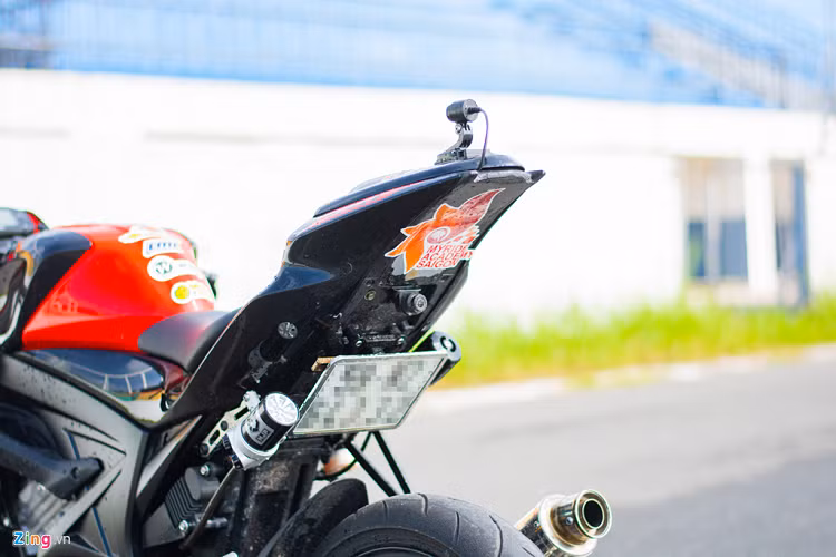 Giảm xóc đơn phía sau khá đặc biệt khi có đến 2 bình dầu riêng biệt, một bình dầu có tác dụng điều chỉnh tốc độ hồi, trong khi đó bình còn lại có tác dụng điều chỉnh tốc độ nén. Chủ nhân chia sẻ anh đã phải bỏ ra số tiền gần 870 USD để có được giảm xóc này.