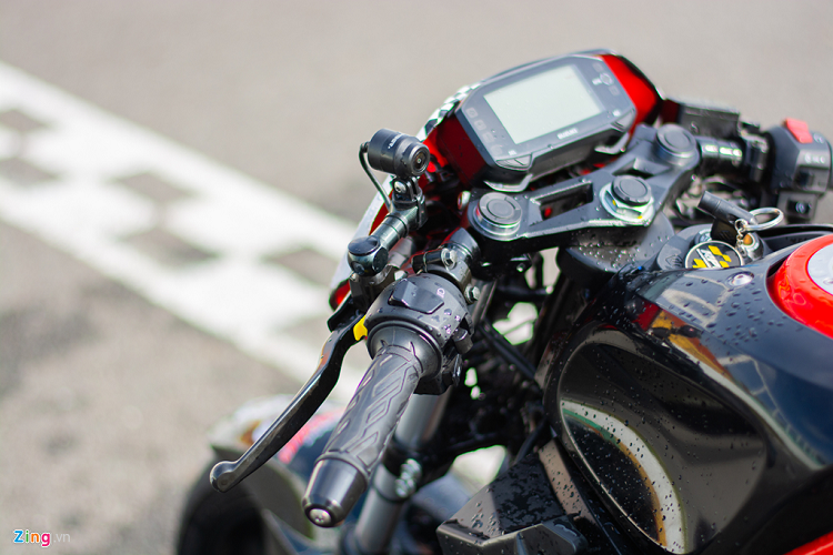 Xe được chủ nhân trang bị đến tận 4 camera thương hiệu Amber bao gồm 2 camera trước, sau và 2 camera ghi hình người lái. Vì là một chiếc xe đua nên không thể thiếu một bộ bấm giờ điện tử nhỏ gọn. 