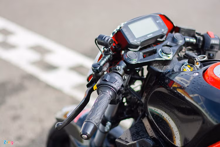 Xe được chủ nhân trang bị đến tận 4 camera thương hiệu Amber bao gồm 2 camera trước, sau và 2 camera ghi hình người lái. Vì là một chiếc xe đua nên không thể thiếu một bộ bấm giờ điện tử nhỏ gọn. 