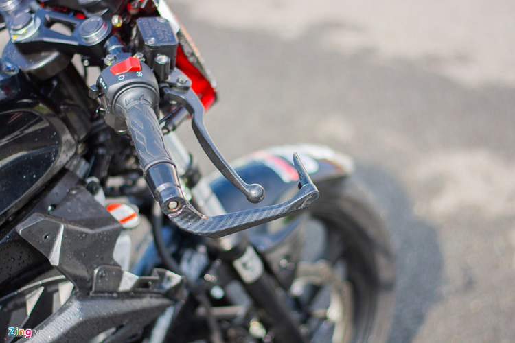 Bên cạnh việc hạ ghi đông dạng clip-on, gác chân của xe cũng đã được nâng cao lên nhằm tạo ra tư thế ngồi thuần chất sport bike. Bộ gác chân trên xe đến từ hãng độ Enlint với giá bán 500 USD, tương đương 11,6 triệu đồng. 