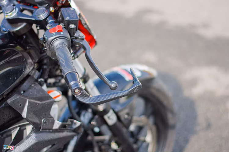Bên cạnh việc hạ ghi đông dạng clip-on, gác chân của xe cũng đã được nâng cao lên nhằm tạo ra tư thế ngồi thuần chất sport bike. Bộ gác chân trên xe đến từ hãng độ Enlint với giá bán 500 USD, tương đương 11,6 triệu đồng. 
