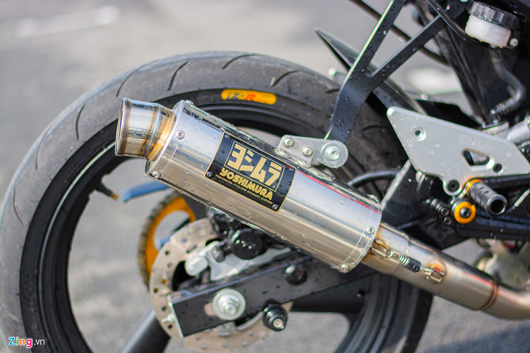 Cụm đèn sau đã được tháo gỡ, ở vị trí này được chủ nhân thiết kế lại tạo cho phần đuôi xe kiểu dáng thon gọn và vuốt lên cao. Biển số xe được gắn với phong cách biển đút gầm thường thấy trên các mẫu môtô phân khối lớn.