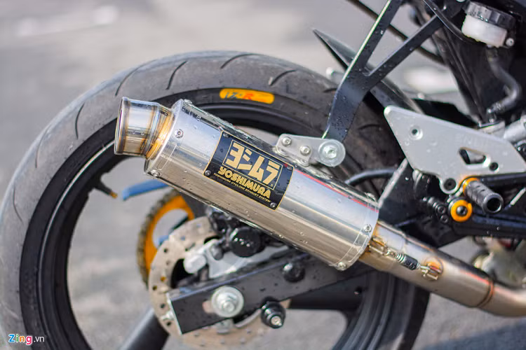 Cụm đèn sau đã được tháo gỡ, ở vị trí này được chủ nhân thiết kế lại tạo cho phần đuôi xe kiểu dáng thon gọn và vuốt lên cao. Biển số xe được gắn với phong cách biển đút gầm thường thấy trên các mẫu môtô phân khối lớn.