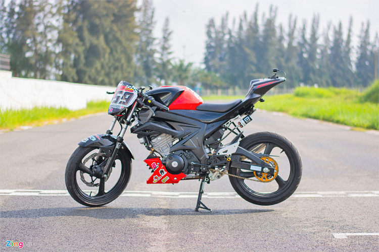 Khi chạy thử trên sân đua, chiếc xe khá linh hoạt nhờ bộ giảm xóc tốt, cùng với đó là khả năng nghiêng sâu hơn trong cua nhờ gác chân cao và lốp đua chuyên dụng. Vì là một chiếc xe được thiết kế chạy trong sân đua nên hoàn toàn không hợp pháp khi lưu thông trên đường.