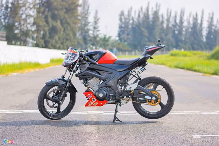 Khi chạy thử trên sân đua, chiếc xe khá linh hoạt nhờ bộ giảm xóc tốt, cùng với đó là khả năng nghiêng sâu hơn trong cua nhờ gác chân cao và lốp đua chuyên dụng. Vì là một chiếc xe được thiết kế chạy trong sân đua nên hoàn toàn không hợp pháp khi lưu thông trên đường.