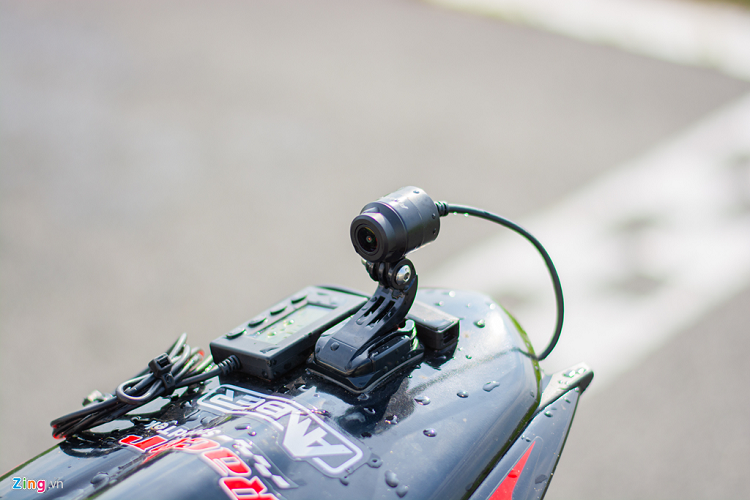 Bảo vệ tay phanh cũng là trang bị không thể thiếu trên một chiếc xe đua, bộ phận này có tác dụng hạn chế ngoại lực không mong muốn tác động vào phanh.