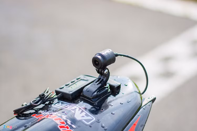 Bảo vệ tay phanh cũng là trang bị không thể thiếu trên một chiếc xe đua, bộ phận này có tác dụng hạn chế ngoại lực không mong muốn tác động vào phanh.