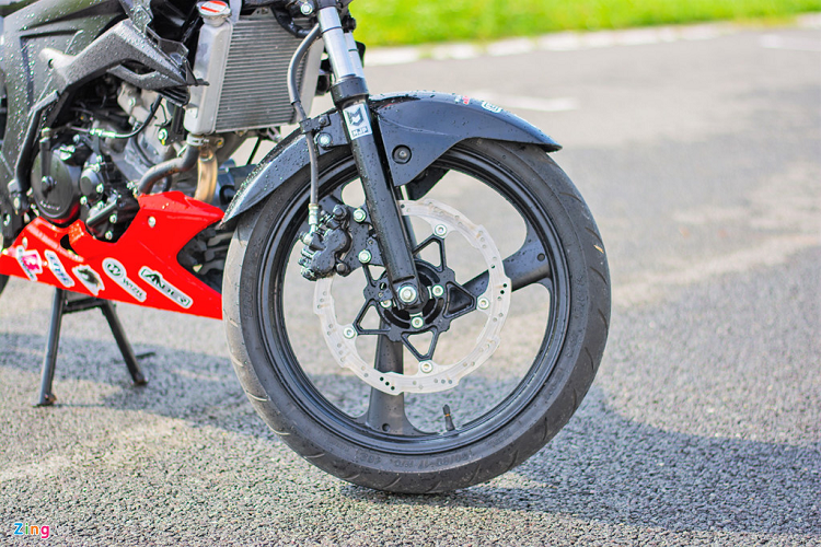 Dàn chân của xe sử dụng mâm đến từ hãng TZM với đường kính tương tự mâm nguyên bản. Nhằm tăng thêm độ ổn định cho xe, chủ nhân đã chi 550 USD, tương đương 12,7 triệu đồng, để trang bị cặp giảm xóc trước MJP có khả năng điều chỉnh các thông số. 