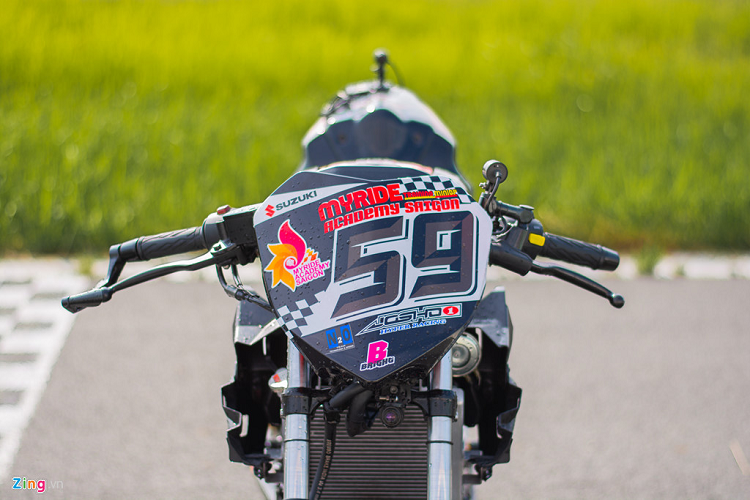 Cụm đầu đèn góc cạnh của chiếc Suzuki GSX-S150 độ này đã biến mất, thay vào đó là một miếng ốp làm từ nhựa cứng với mục đính chính là trang trí. Trên ốp nhựa được in số của tay đua cùng logo của các nhà tài trợ. 