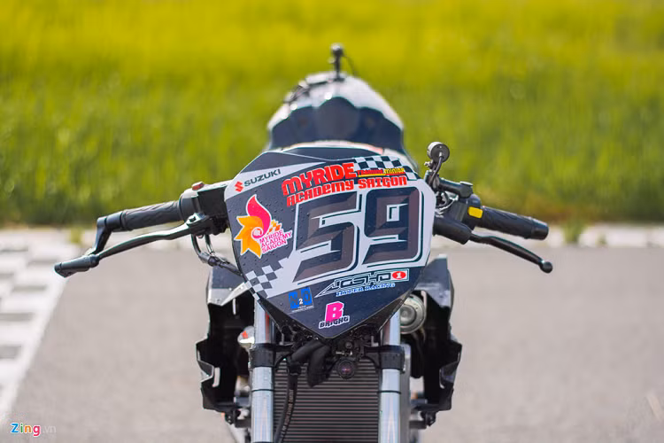 Cụm đầu đèn góc cạnh của chiếc Suzuki GSX-S150 độ này đã biến mất, thay vào đó là một miếng ốp làm từ nhựa cứng với mục đính chính là trang trí. Trên ốp nhựa được in số của tay đua cùng logo của các nhà tài trợ. 