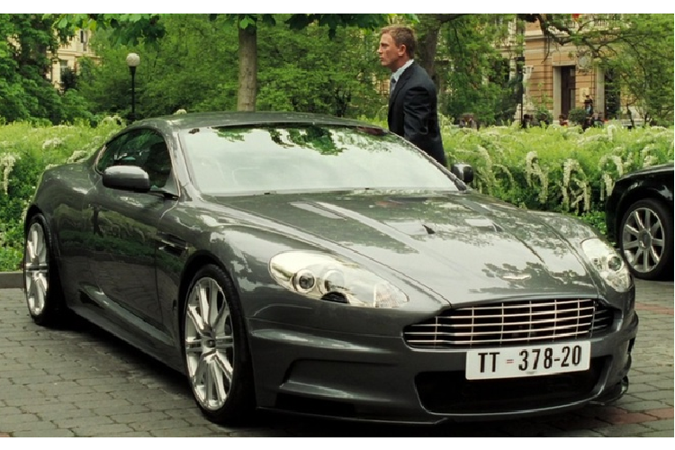 Casino Royale - tập phim đầu tiên có sự góp mặt của Daniel Craig với siêu xe Aston Martin DBS 2006. Phần cuối phim còn có cảnh Bond bị tống vào chiếc Jaguar XJ8. Có vẻ kẻ xấu luôn lái Jaguar.