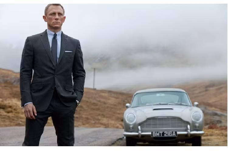 Skyfall - tập phim này không có nhiều xe, chỉ có cảnh Bond lên chiếc Aston Martin DB5. Đến cuối tập phim, chiếc DB5 lại một lần nữa bị phá hủy.