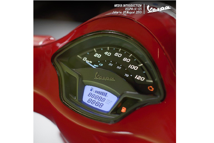 Bên cạnh kiểu dáng có khá nhiều tiểu tiết ấn tượng, Vespa LX 125 iGet phiên bản 2019 còn được cập nhật lớn về tiện nghi và công nghệ. Đầu tiên, bảng đồng hồ cơ quen thuộc của dòng xe trong suốt 13 năm qua đã được thay thế bằng đồng hồ điện tử mới.