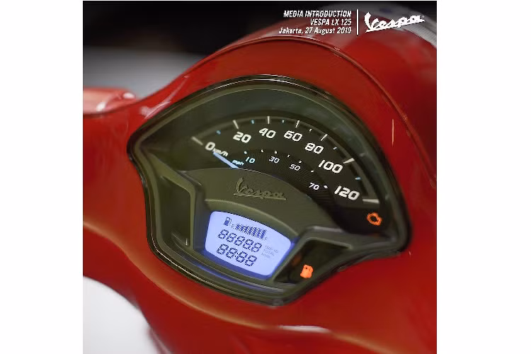 Bên cạnh kiểu dáng có khá nhiều tiểu tiết ấn tượng, Vespa LX 125 iGet phiên bản 2019 còn được cập nhật lớn về tiện nghi và công nghệ. Đầu tiên, bảng đồng hồ cơ quen thuộc của dòng xe trong suốt 13 năm qua đã được thay thế bằng đồng hồ điện tử mới.