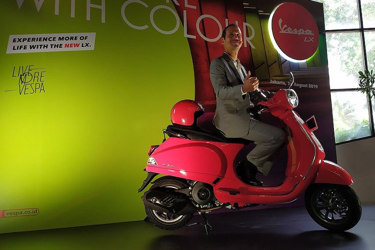 Ra mắt lần đầu vào năm 2016 vào đúng dịp kỷ niệm 60 năm Vespa, LX là mẫu Vespa khung nhỏ thứ 2 sử dụng động cơ 4 kỳ, sau chiếc ET8 năm 1996. Với thiết kế mềm mại tao nhã cùng kích thước và trọng lượng nhỏ gọn, cho tới tận bây giờ xe ga Vespa LX vẫn tiếp tục được sản xuất, dù đã có "hậu duệ" trực tiếp là Vespa Primavera. Cách đây 2 năm, Piaggio cũng đã cập nhật động cơ mới với phiên bản Vespa LX 125 iGet và vừa qua, chiếc xe tiếp tục được bổ sung hàng loạt các cải tiến.