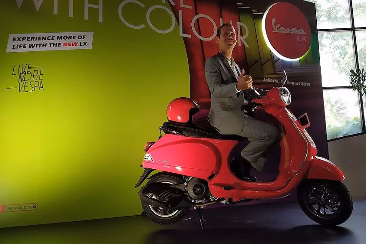 Ra mắt lần đầu vào năm 2016 vào đúng dịp kỷ niệm 60 năm Vespa, LX là mẫu Vespa khung nhỏ thứ 2 sử dụng động cơ 4 kỳ, sau chiếc ET8 năm 1996. Với thiết kế mềm mại tao nhã cùng kích thước và trọng lượng nhỏ gọn, cho tới tận bây giờ xe ga Vespa LX vẫn tiếp tục được sản xuất, dù đã có "hậu duệ" trực tiếp là Vespa Primavera. Cách đây 2 năm, Piaggio cũng đã cập nhật động cơ mới với phiên bản Vespa LX 125 iGet và vừa qua, chiếc xe tiếp tục được bổ sung hàng loạt các cải tiến.