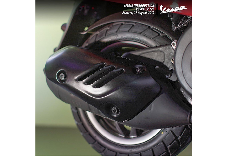 Giống như Vespa LX 125 iGet từ năm 2017 tới nay, đời xe 2019 tiếp tục sử dụng động cơ xi-lanh đơn 3 van, 4 kỳ phun xăng điện tử iGet thế hệ mới, có công suất 7,9kW và mô-men xoắn 10,4Nm. Vốn đã hoạt động êm ái hơn các thế hệ máy cũ của Piaggio, động cơ này trên Vespa LX 125 iGet 2019 còn ít truyền độ rung lên người ngồi phía trên hơn nữa nhờ thiết kế gắp mới của chiếc xe.