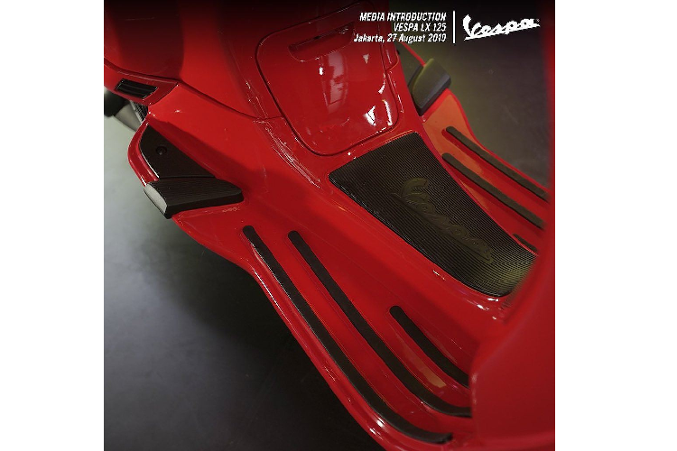 Tương tự như các "đàn em" Vespa Primavera hay Sprint. Thay đổi này cũng dẫn tới các cùm công tắc mới được tích hợp nút chỉnh đồng hồ. Ở bên dưới hộc để găng tay, Vespa LX 125 iGet 2019 có thêm một cổng USB để sạc các thiết bị điện tử cá nhân.