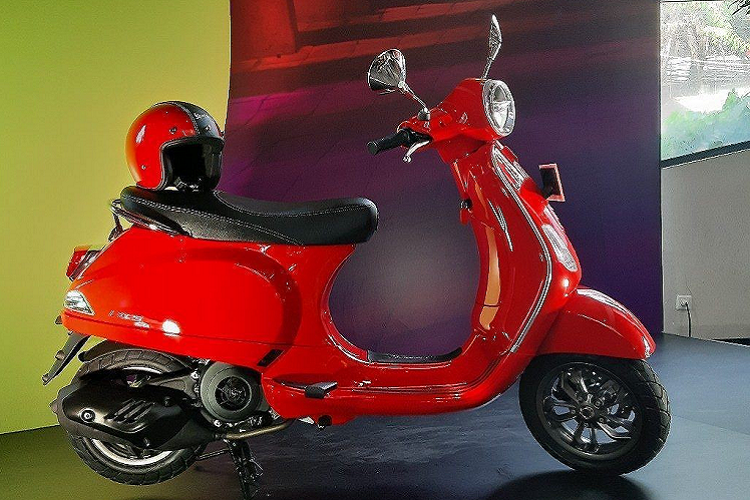 Tại Indonesia, giá xe Vespa LX 125 iGet 2019 được bán với 3 màu đỏ, đen, xanh và có mức niêm yết là 35,8 triệu Rupiah (tương đương 58,2 triệu đồng). Do chiếc xe được nhập khẩu nguyên chiếc CBU từ nhà máy Piaggio Việt Nam, chính vì vậy có thể hy vọng thị trường Việt sẽ sớm được tiếp cận với phiên bản mới này.
