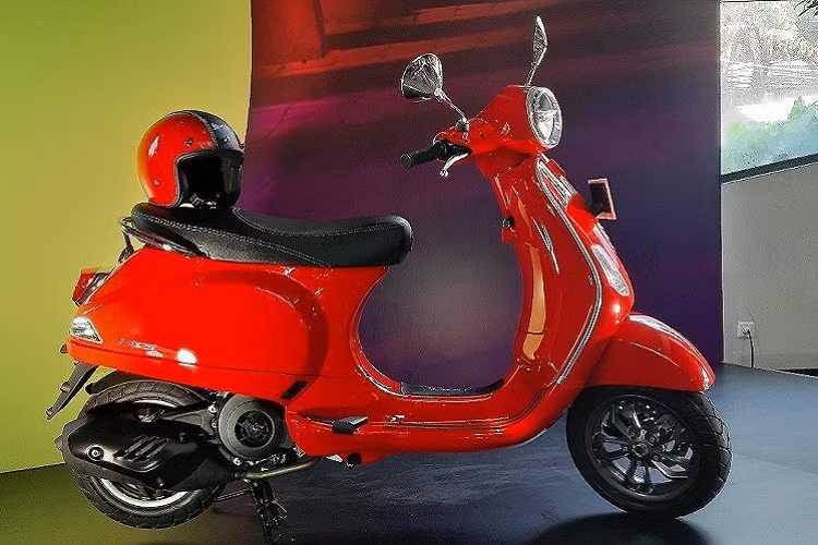 Tại Indonesia, giá xe Vespa LX 125 iGet 2019 được bán với 3 màu đỏ, đen, xanh và có mức niêm yết là 35,8 triệu Rupiah (tương đương 58,2 triệu đồng). Do chiếc xe được nhập khẩu nguyên chiếc CBU từ nhà máy Piaggio Việt Nam, chính vì vậy có thể hy vọng thị trường Việt sẽ sớm được tiếp cận với phiên bản mới này.